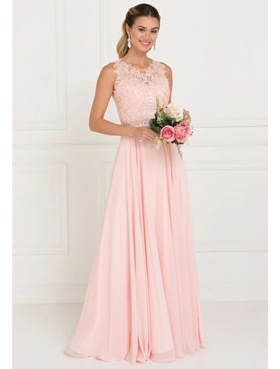 Abito da damigella d'onore a trapezio, scollo gioiello, senza maniche, elegante, strascico a ruota, in tulle con pizzo, fascia e nastro